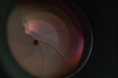 Bir cam üzerinde çok renkli yansıma ile güzel kamera lens diyafram. Makro görünümü arka planı.