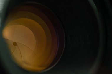 Sarı cam yansıma ile kamera diyafram lens yakın. Makro görünümü.