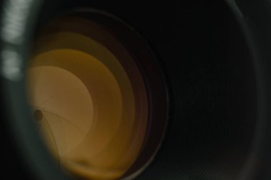 Sarı cam yansıma ile kamera diyafram lens yakın. Makro görünümü.