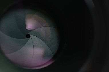 Bir cam üzerinde çok renkli yansıma ile güzel kamera lens diyafram. Makro görünümü arka planı.