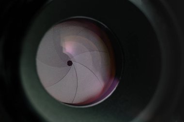 Bir cam üzerinde çok renkli yansıma ile güzel kamera lens diyafram. Makro görünümü arka planı.