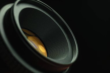 Siyah bir arka planda cam sarı ışık ile güzel kamera lens.