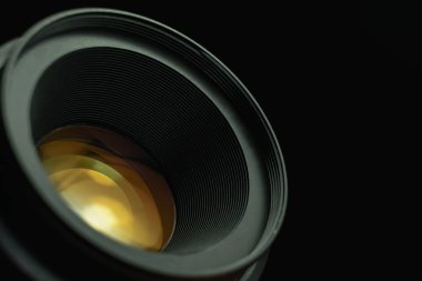 Siyah bir arka planda cam sarı ışık ile güzel kamera lens.