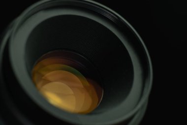 Siyah bir arka planda cam sarı ışık ile güzel kamera lens.