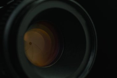Sarı cam yansıma ile kamera diyafram lens yakın. Makro görünümü.