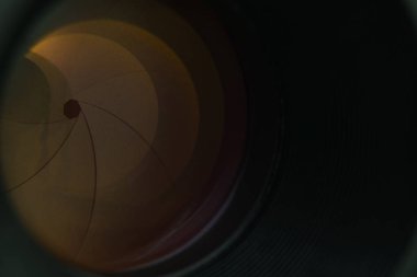 Bir cam üzerinde çok renkli yansıma ile güzel kamera lens diyafram. Makro görünümü arka planı.