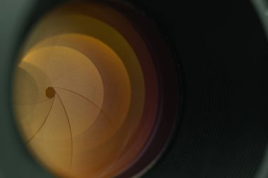 Sarı cam yansıma ile kamera diyafram lens yakın. Makro görünümü.