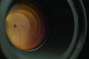 Sarı cam yansıma ile kamera diyafram lens yakın. Makro görünümü.