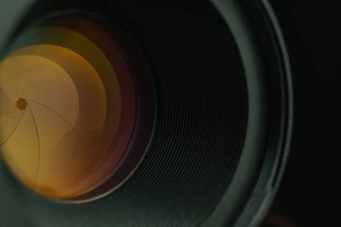 Sarı cam yansıma ile kamera diyafram lens yakın. Makro görünümü.