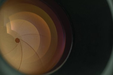 Sarı cam yansıma ile kamera diyafram lens yakın. Makro görünümü.