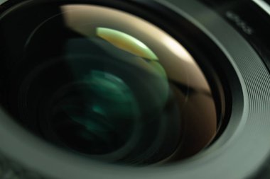 Güzel kamera objektifi arka plan yakın. Makro görünümü.