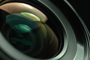 Güzel kamera objektifi arka plan yakın. Makro görünümü.