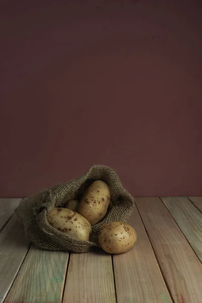 Pommes Terre Fraîches Sac Sur Une Table Bois Beau Fond — Photo