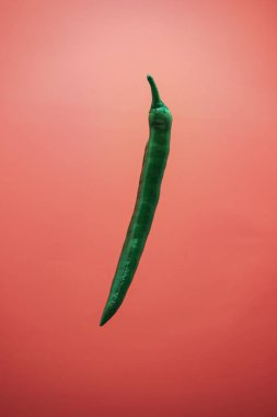 Pembe arka planda güzel taze yeşil biber.