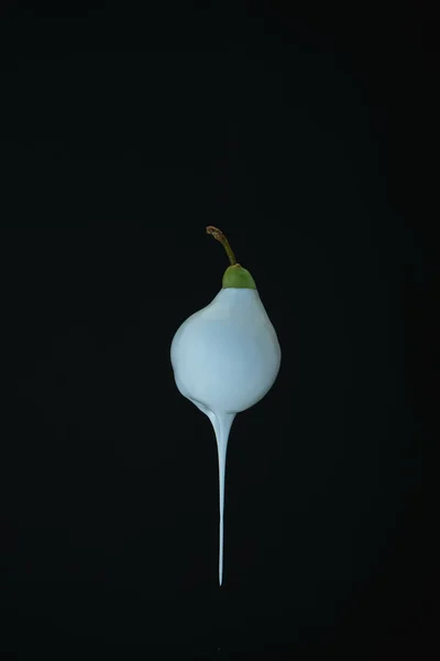 Όμορφο Φρέσκο Αχλάδι Στάζει Λευκό Χρώμα Μαύρο Φόντο Δημιουργική Αφίσα — Φωτογραφία Αρχείου
