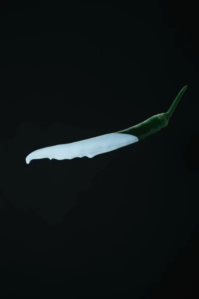 Csöpögő Fehér Festéket Friss Zöldpaprika Fekete Háttér Kreatív Poszter — Stock Fotó