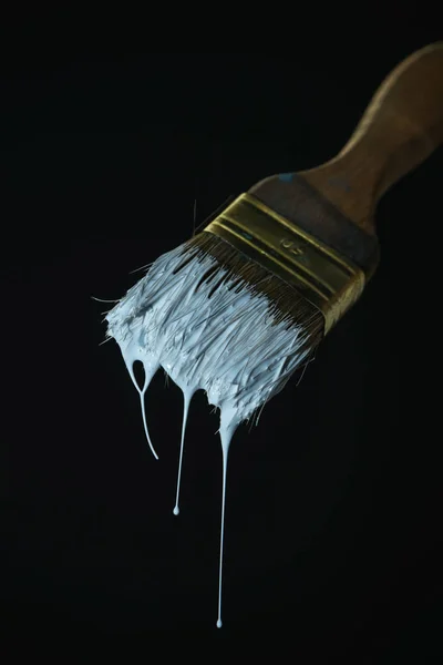 Dripping White Paint Old Brush Black Background — Stock Photo, Image