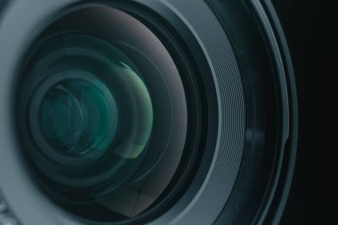 Siyah arka plandaki güzel kamera lenslerini kapat. Makro manzara.