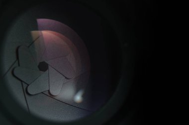 Karanlık bir arka planda güzel kamera lens kapatın. Makro görünümü.