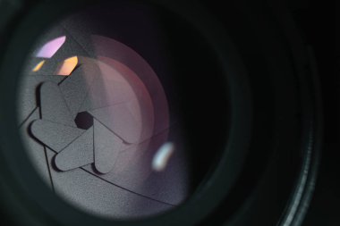 Karanlık bir arka planda güzel kamera lens kapatın. Makro görünümü.