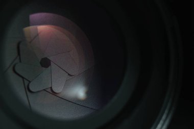 Karanlık bir arka planda güzel kamera lens kapatın. Makro görünümü.
