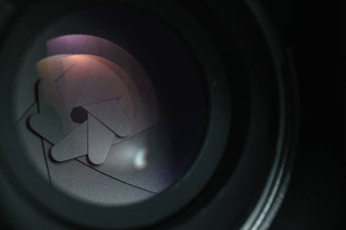 Karanlık bir arka planda güzel kamera lens kapatın. Makro görünümü.