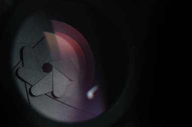 Karanlık bir arka planda güzel kamera lens kapatın. Makro görünümü.