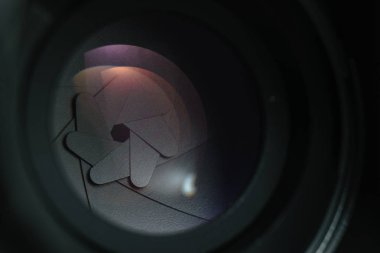 Karanlık bir arka planda güzel kamera lens kapatın. Makro görünümü.