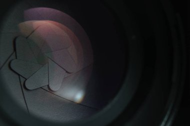 Karanlık bir arka planda güzel kamera lens kapatın. Makro görünümü.