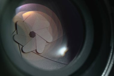Karanlık bir arka planda güzel kamera lens kapatın. Makro görünümü.