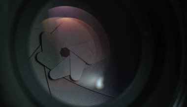 Karanlık bir arka planda güzel kamera lens kapatın. Makro görünümü.