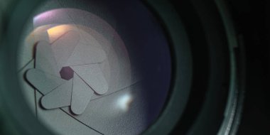 Karanlık bir arka planda güzel kamera lens kapatın. Makro görünümü.