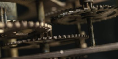 Karanlık bir arka planda eski vites izlemek yakın.