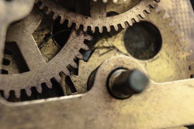 Karanlık bir arka planda eski vites izlemek yakın.