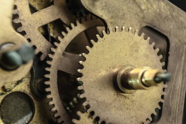 Karanlık bir arka planda eski vites izlemek yakın.