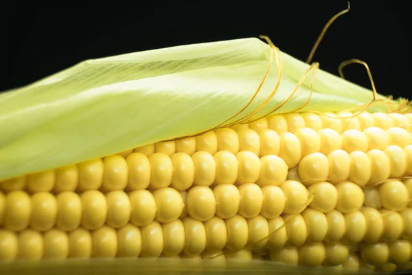 Закройте Красивый Свежий Кукурузный Лабиринт Чёрном Фоне Макровзгляд — стоковое фото
