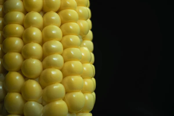 Close Prachtige Verse Maïsdoolhof Een Zwarte Achtergrond Macro Weergave — Stockfoto