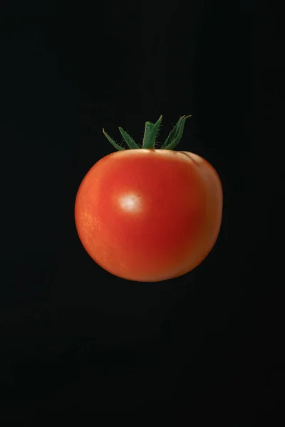 Schöne Frische Tomate Auf Schwarzem Hintergrund — Stockfoto