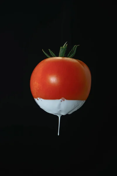 黒い背景にトマトの美しい滴下白い塗料 クリエイティブポスター — ストック写真