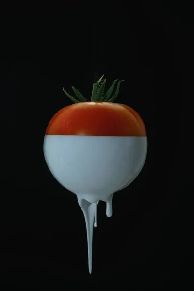 Vacker Droppande Vit Färg Tomat Svart Bakgrund Kreativ Affisch — Stockfoto