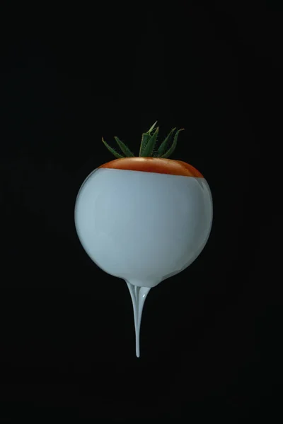 Vacker Droppande Vit Färg Tomat Svart Bakgrund Kreativ Affisch — Stockfoto