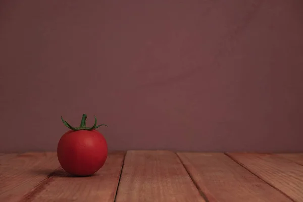Frische Tomate Allein Auf Einem Roten Holztisch Schönen Lila Hintergrund — Stockfoto