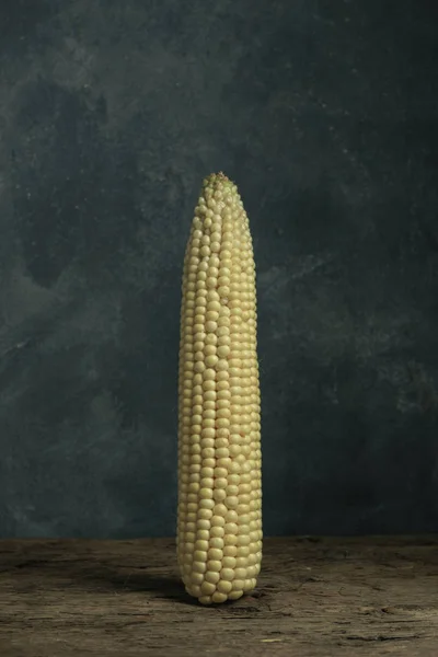 Fresh Sweet Corn Starym Dębowym Drewnianym Stole Pięknym Szarym Tle — Zdjęcie stockowe