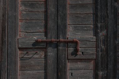 Eski gri ahşap kapalı kapı güzel arka plan. 