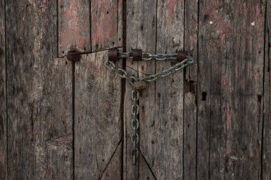 Bir zincir güzel arka plan üzerinde eski ahşap kapalı kapı. 