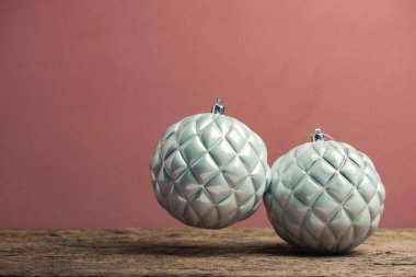 Eski bir ahşap tble ve kırmızı duvar arka plan üzerinde güzel noel gümüş bauble.