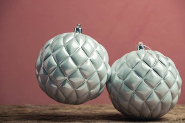 Eski bir ahşap tble ve kırmızı duvar arka plan üzerinde güzel noel gümüş bauble.