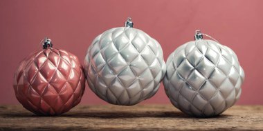 Eski bir ahşap tble ve kırmızı duvar arka plan üzerinde güzel noel gümüş bauble.