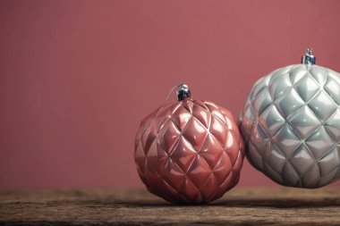 Eski bir ahşap tble ve kırmızı duvar arka plan üzerinde güzel noel gümüş bauble.