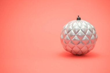 Güzel noel gümüş bauble şeftali arka plan üzerinde yakın.